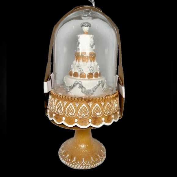 Martha Stewart Wedding cake gingerbread cloche on pedestal - Picture 1 of 2